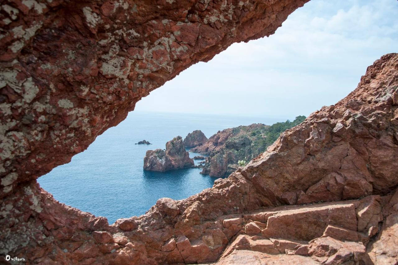 La Garriniere Bed & Breakfast Saint-Raphaël Екстериор снимка